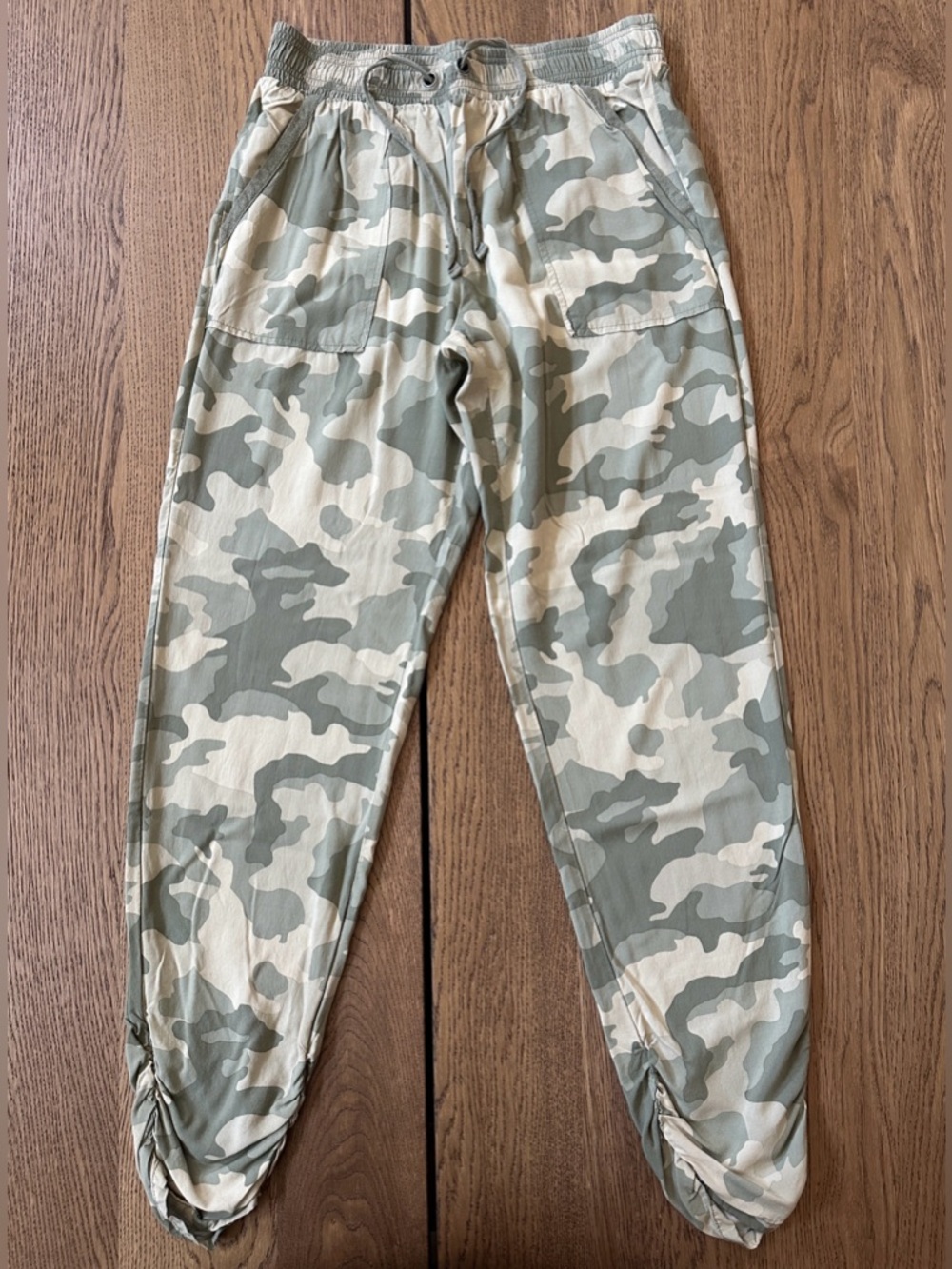 Hippie Rose Women’s Camo Light Weight Joggers Size LARGE